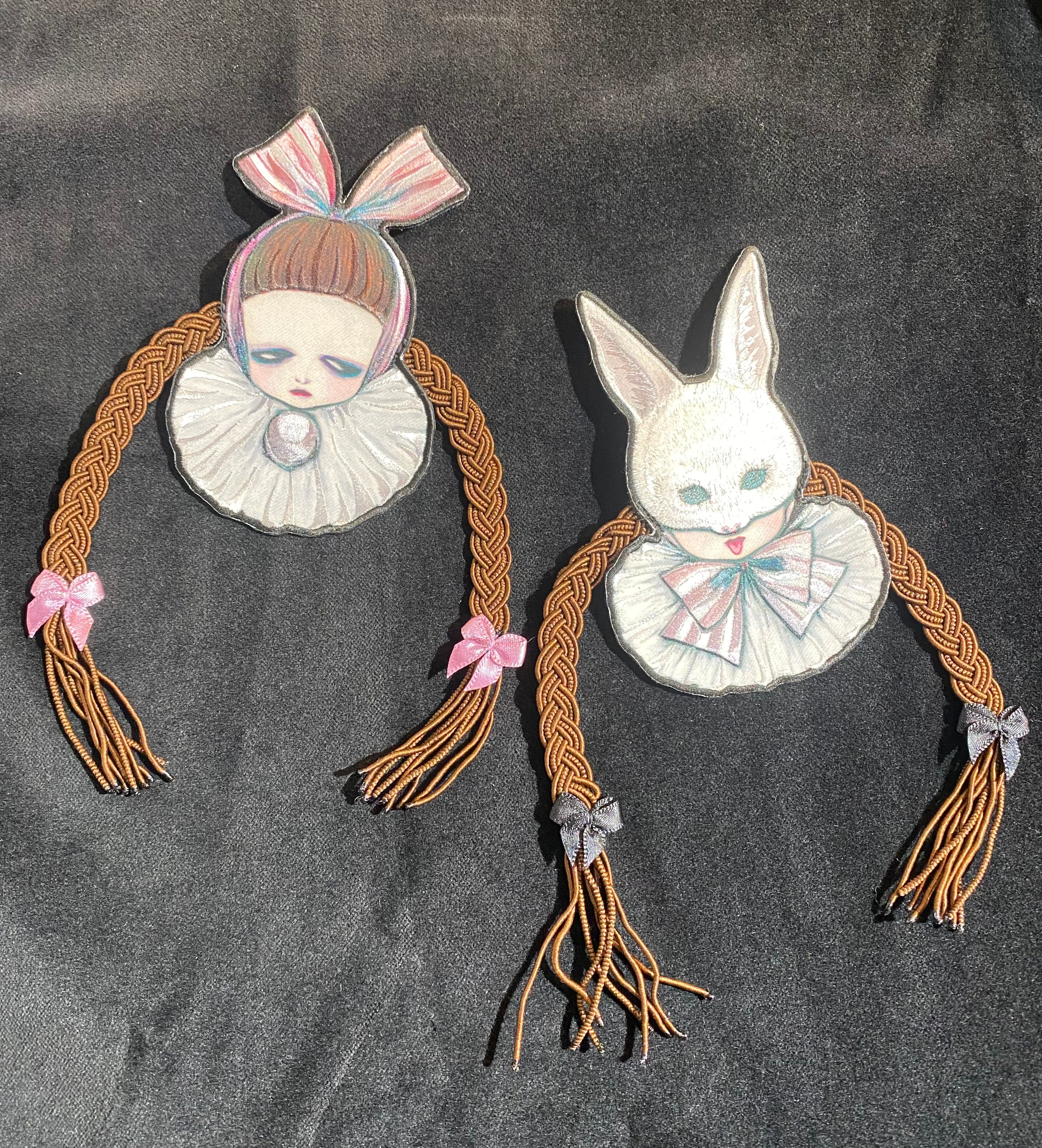 【microcosm】マイクロコズム×kaiko 三つ編み刺繍ブローチ(少女×リボンピンク/うさぎ面×リボン黒)★ウィンターセール2月23日まで★