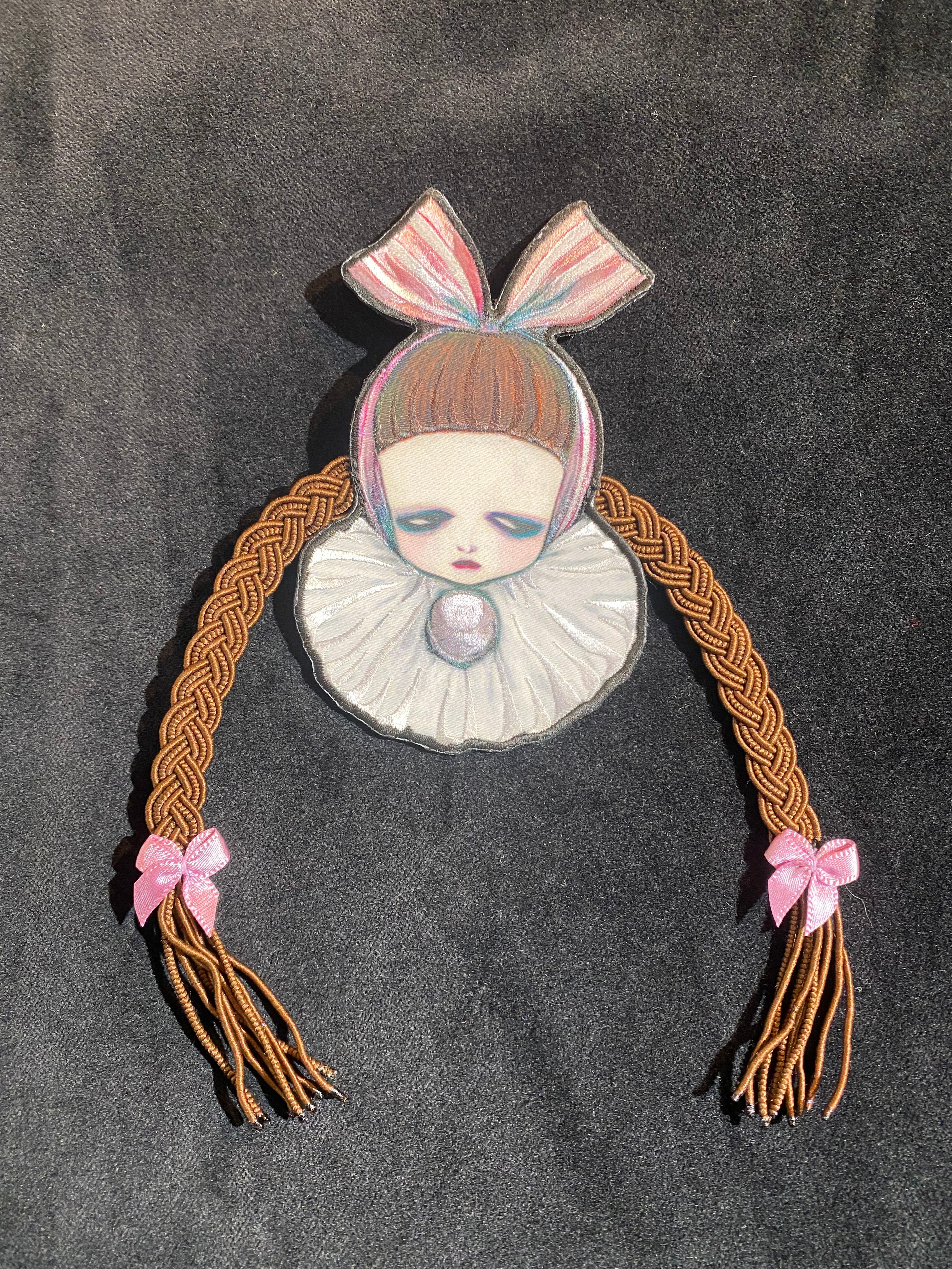 【microcosm】マイクロコズム×kaiko 三つ編み刺繍ブローチ(少女×リボンピンク/うさぎ面×リボン黒)★ウィンターセール2月23日まで★