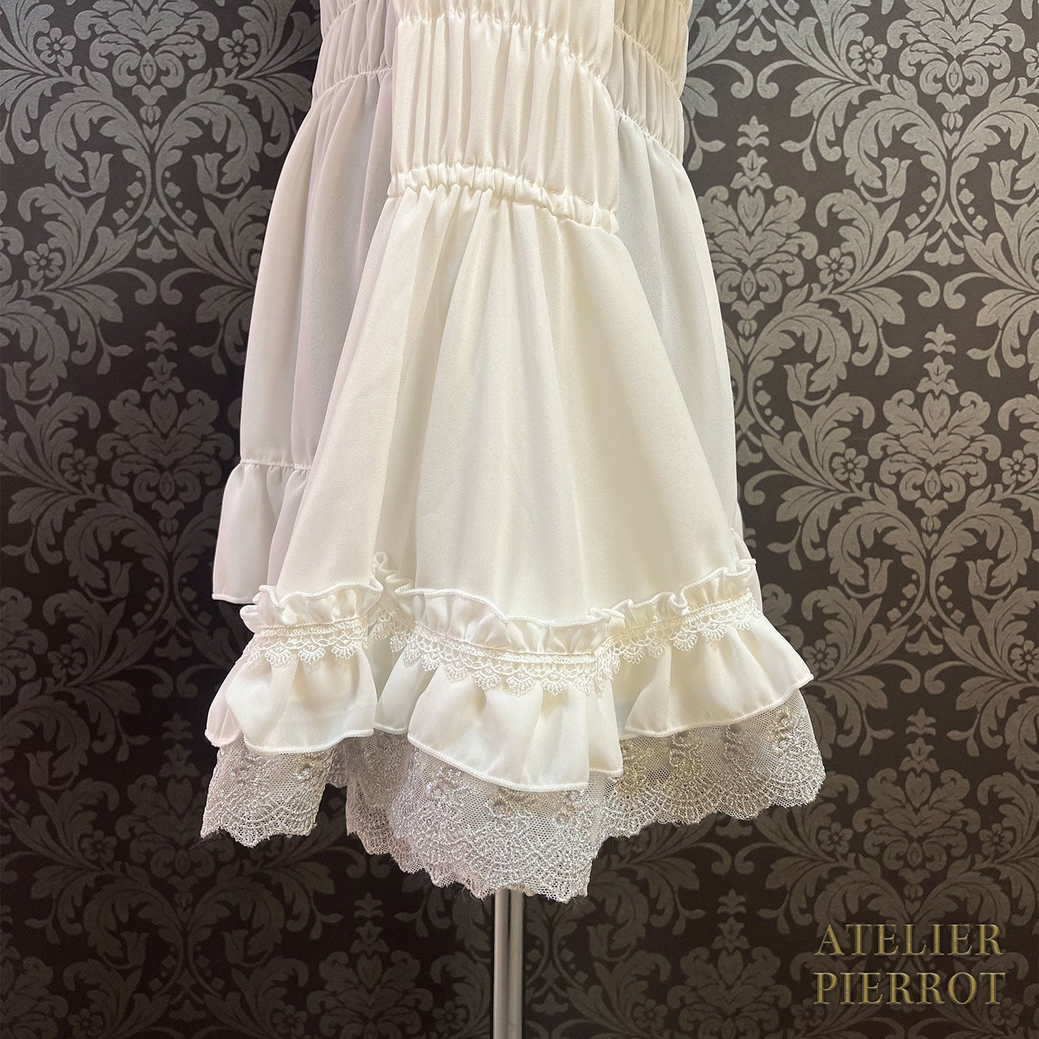 【ATELIER PIERROT】　Eternal Nocturne Blouse　ホワイト/ブラック　★12月上旬発売★