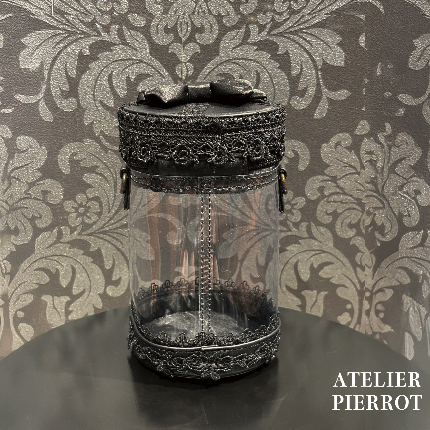 【ATELIER PIERROT】　 “Throne” Doll Pouch　ホワイト/ボルドー/ブラック　★11月中旬〜下旬発売★