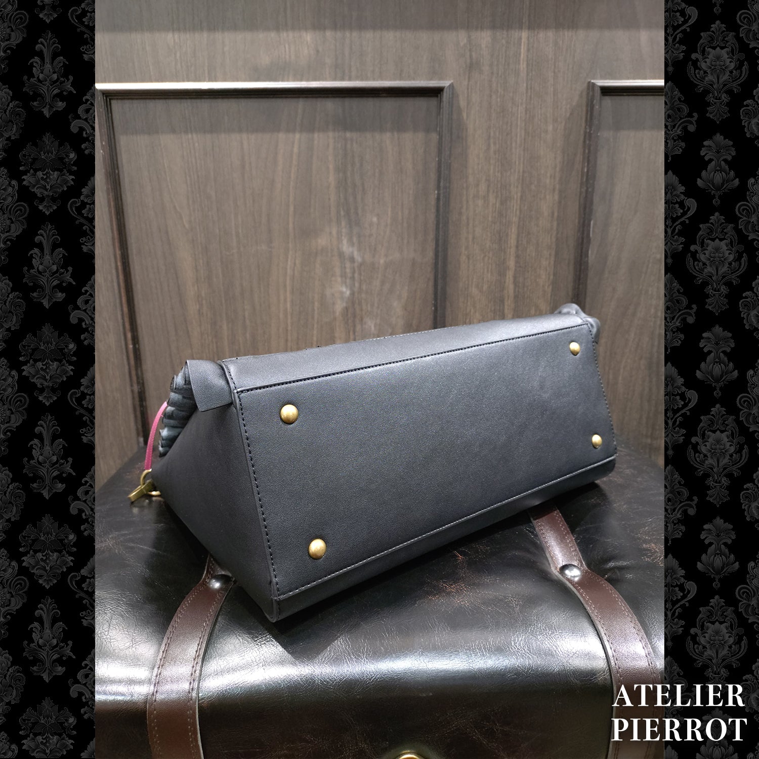 【ATELIER PIERROT】　★ご予約受付中★ “Secret Reliquary” Lace-Up Bag 　ホワイト/ブラック×ボルドー/ブラック