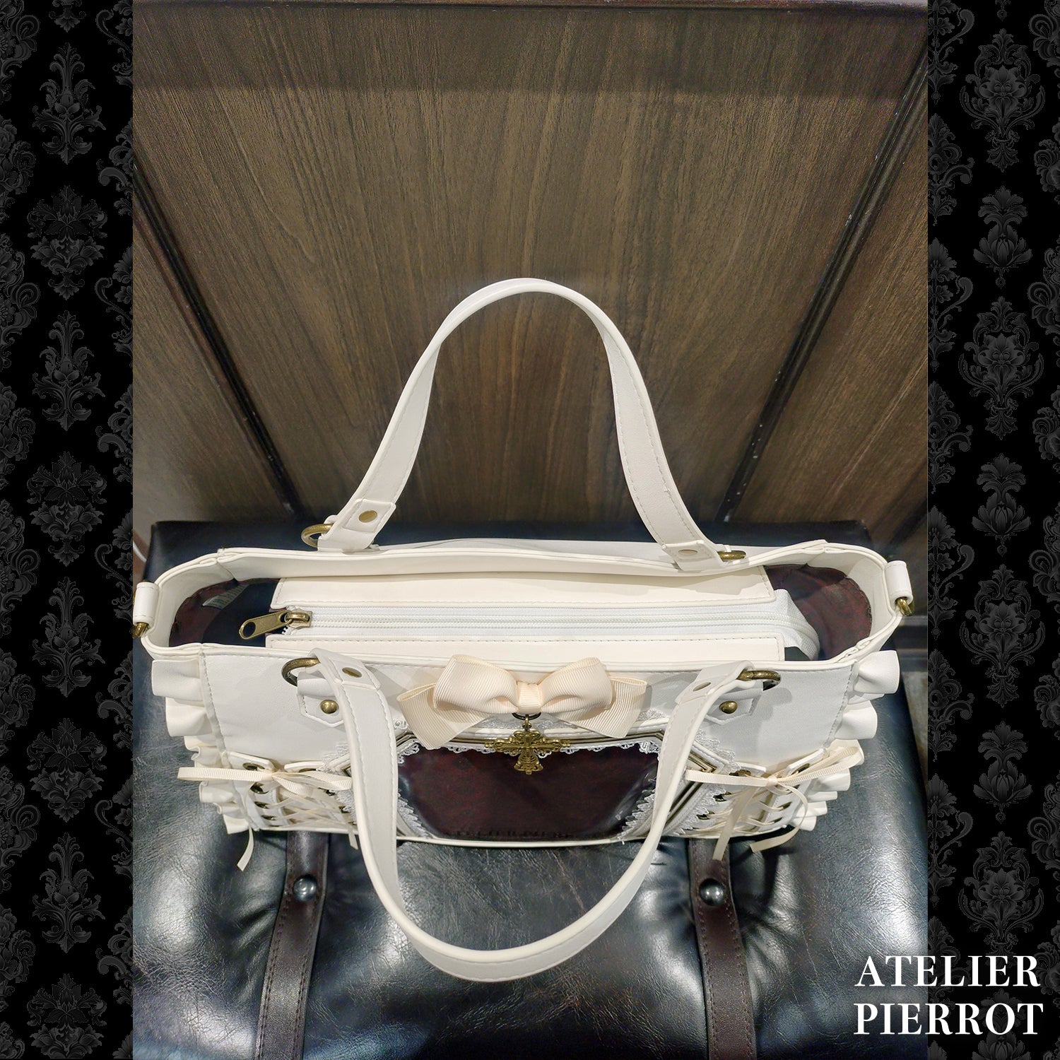 【ATELIER PIERROT】　★ご予約受付中★ “Secret Reliquary” Lace-Up Bag 　ホワイト/ブラック×ボルドー/ブラック