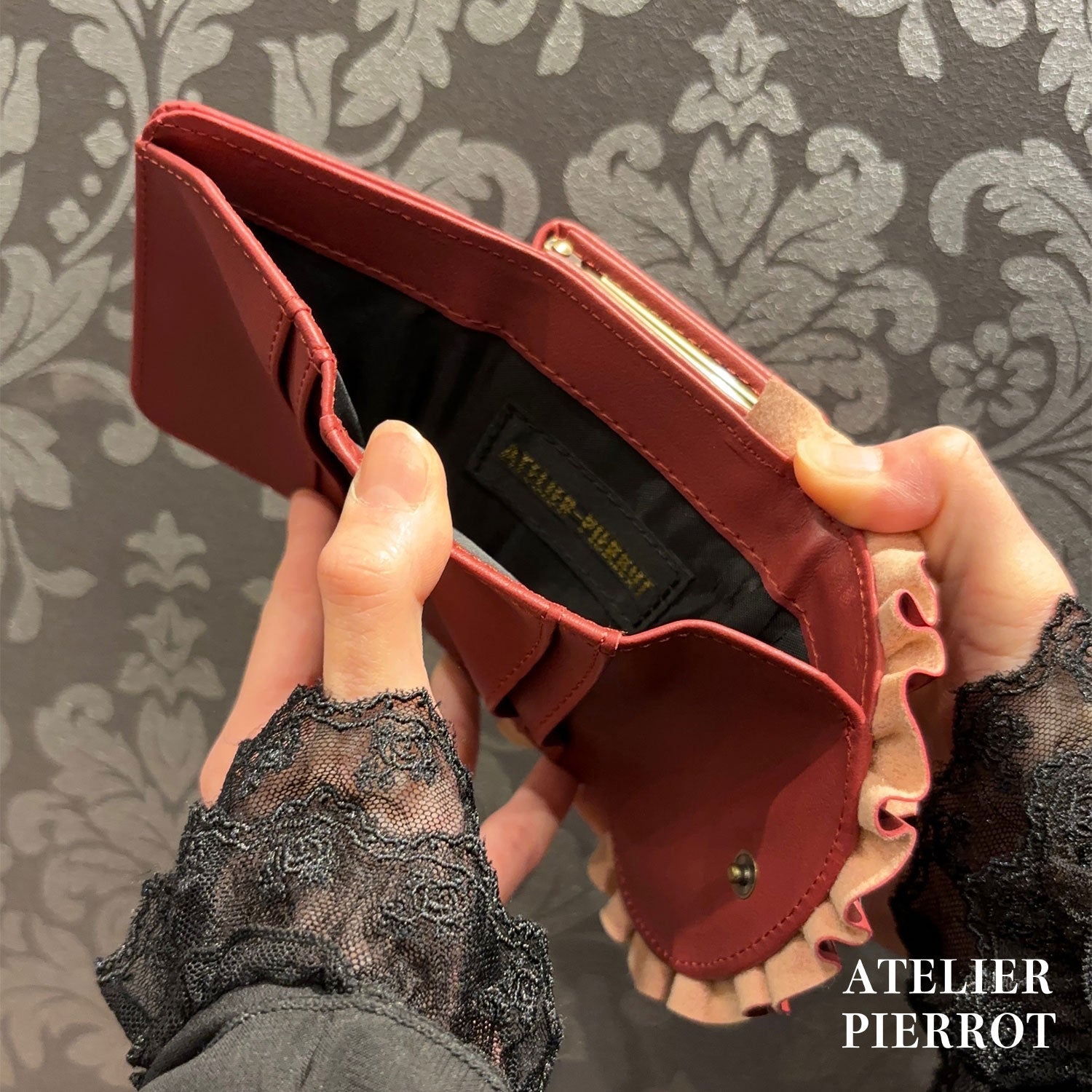 【ATELIER PIERROT】　Doll’s Frill Mini WalletWhite/Bordeaux/Black