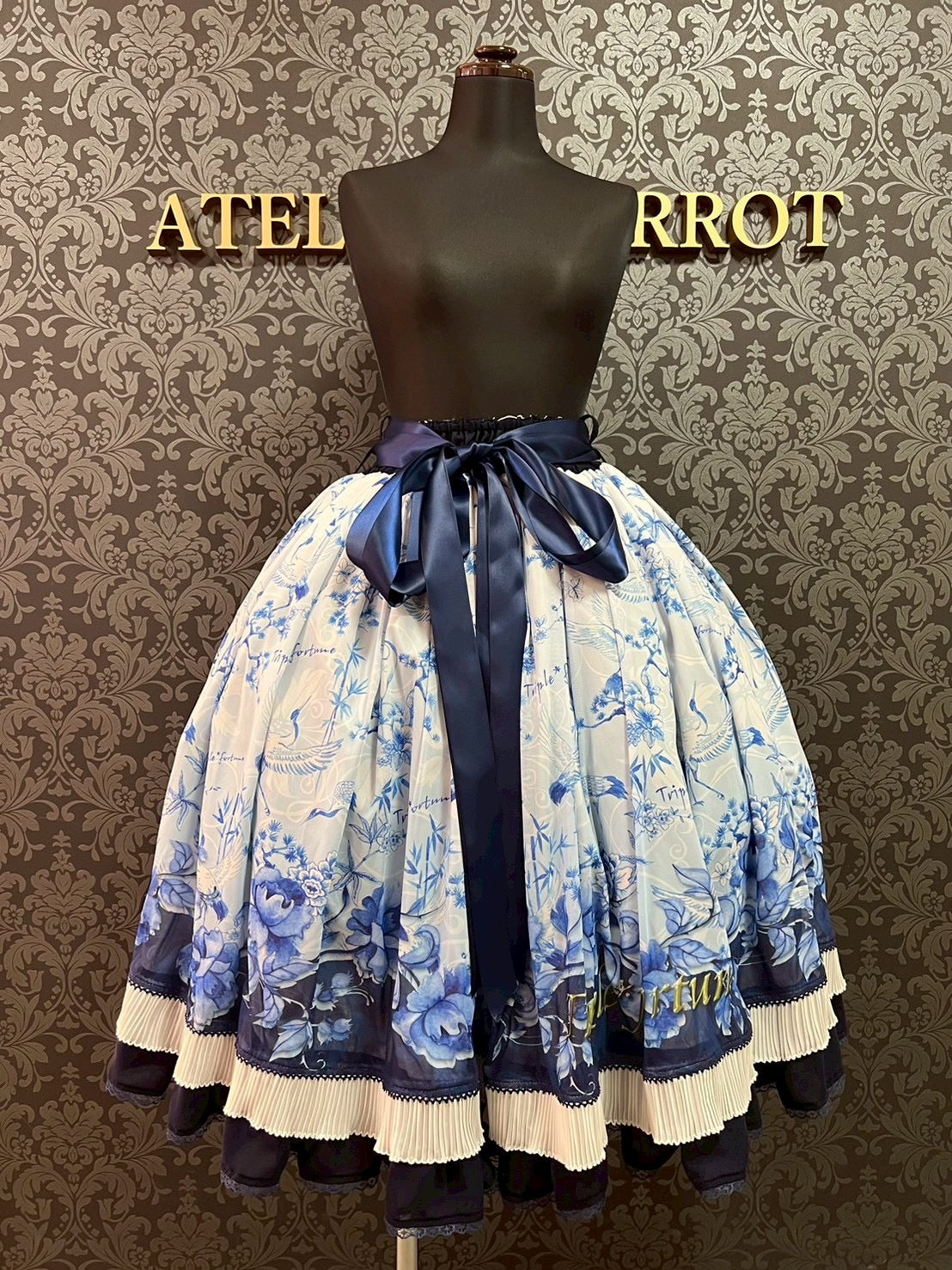 Triple fortune】トリプルフォーチュン ブルークレイン柄スカート