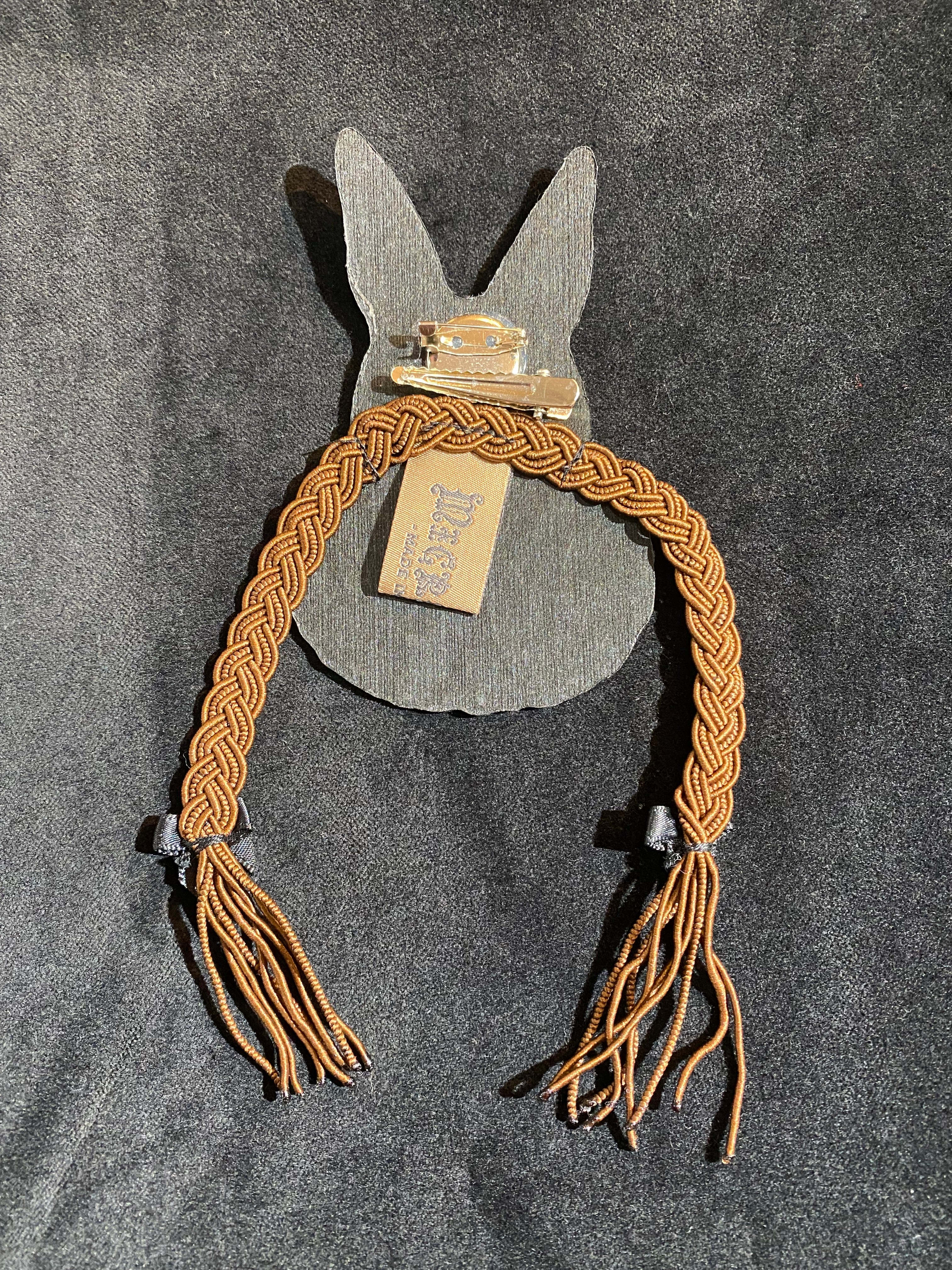 【microcosm】マイクロコズム×kaiko 三つ編み刺繍ブローチ(少女×リボンピンク/うさぎ面×リボン黒)★ウィンターセール2月23日まで★