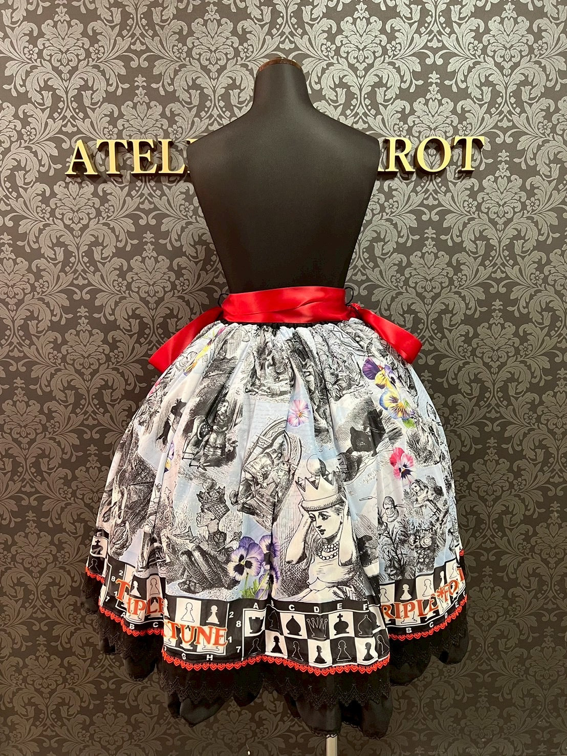 【Triple fortune】トリプルフォーチュン　鏡の国柄スカート