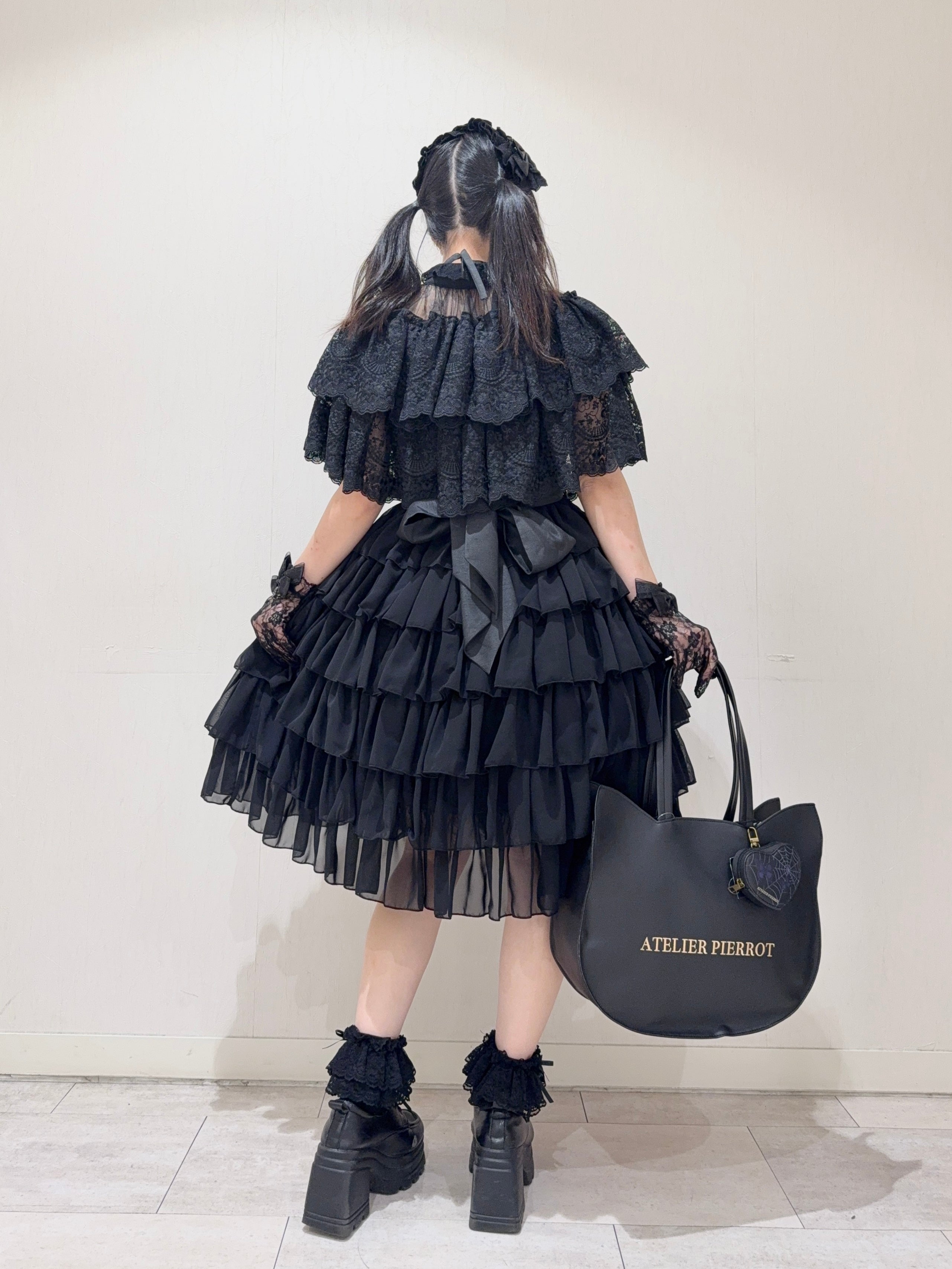 【ATELIER PIERROT】　Chantilly Lace Capelet 　ホワイト/ブラック