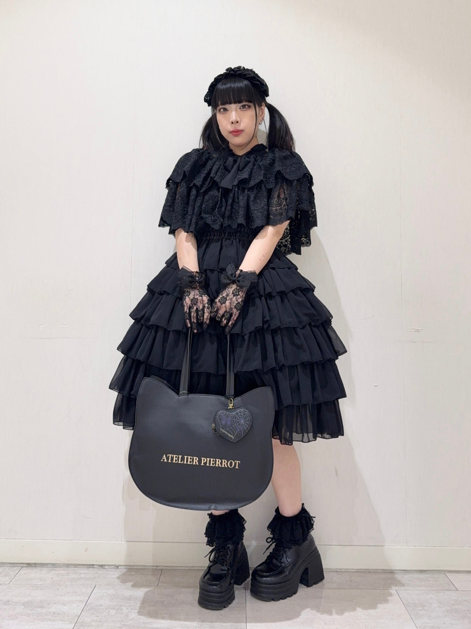【ATELIER PIERROT】　Chantilly Lace Capelet 　ホワイト/ブラック