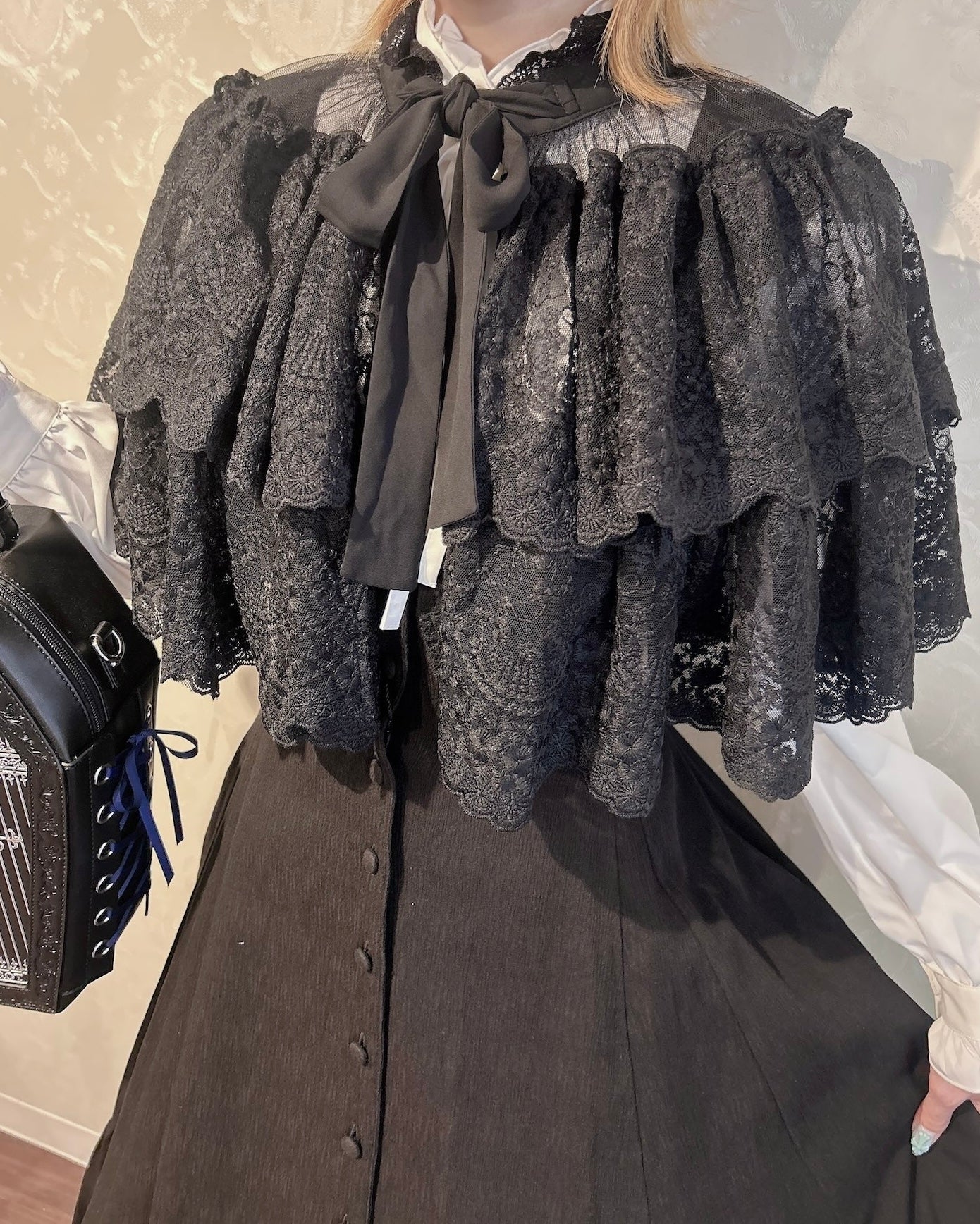 【ATELIER PIERROT】　Chantilly Lace Capelet 　ホワイト/ブラック