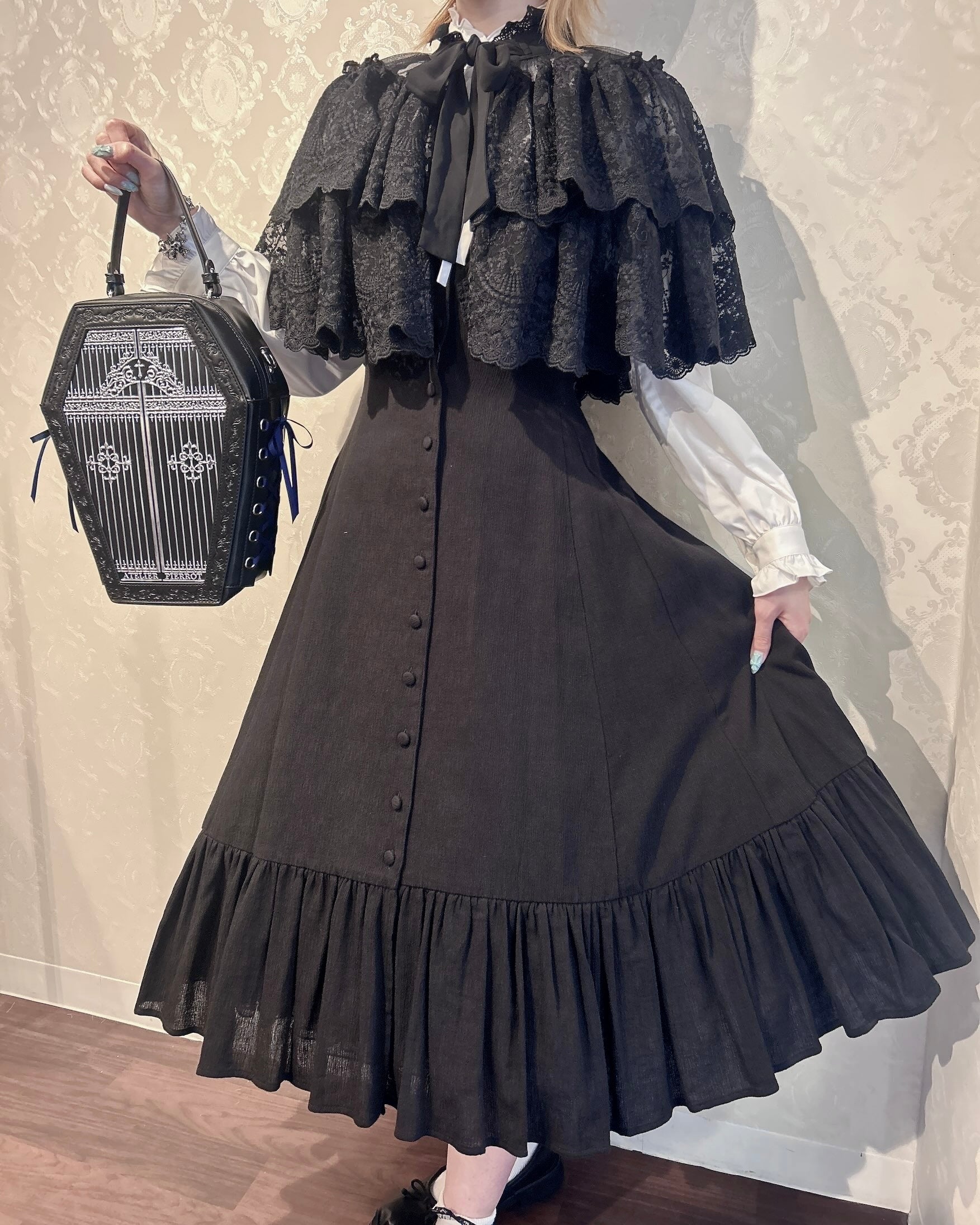 【ATELIER PIERROT】　Chantilly Lace Capelet 　ホワイト/ブラック