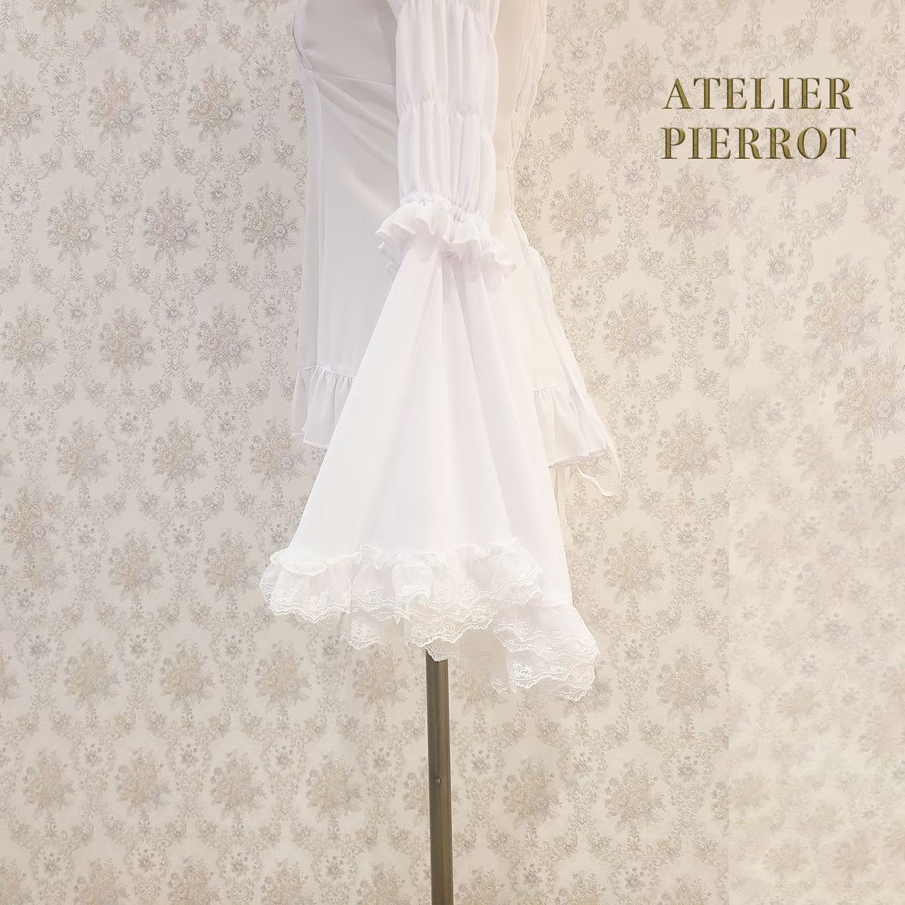 【ATELIER PIERROT】Stand Collar Princess Sleeve Blouse　White/Black