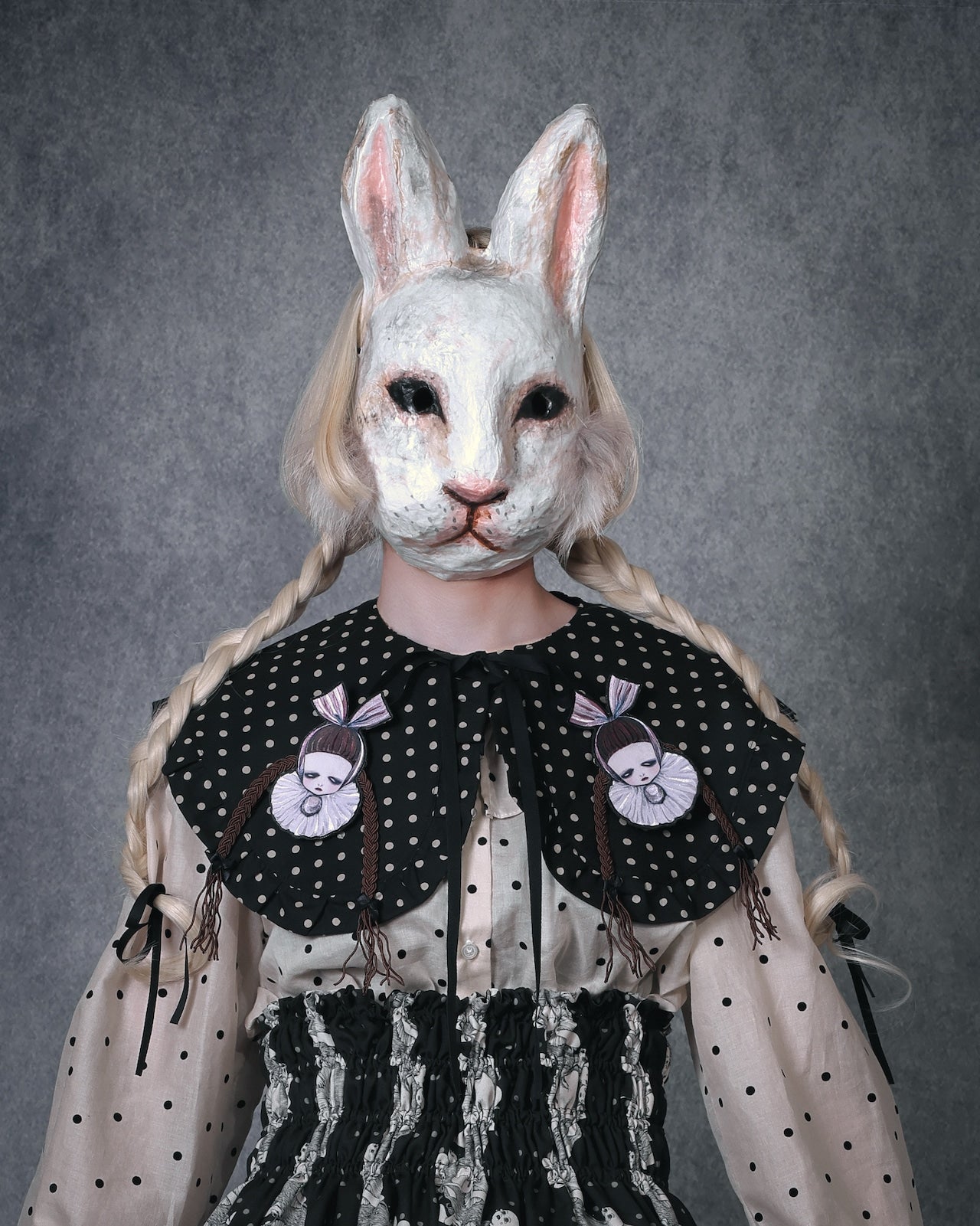 【microcosm】マイクロコズム×kaiko 三つ編み刺繍ブローチ(少女×リボンピンク/うさぎ面×リボン黒)★ウィンターセール2月23日まで★