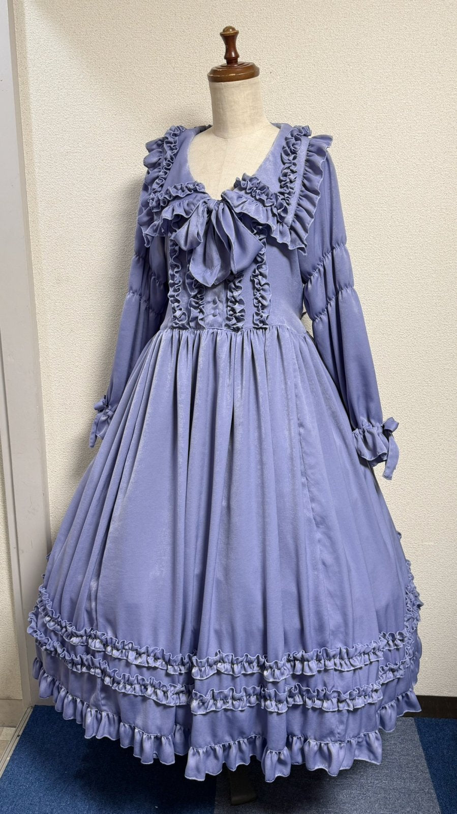 [물리적 드롭] 물리적 드롭 큰 칼라 프릴 드레스 [검은 색/넓은 직물]