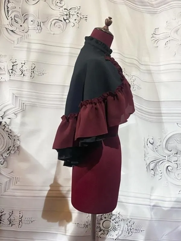 【MARBLE】マーブル　十字架付き後長ゴシック調ケープ：黒×赤えんじフリル