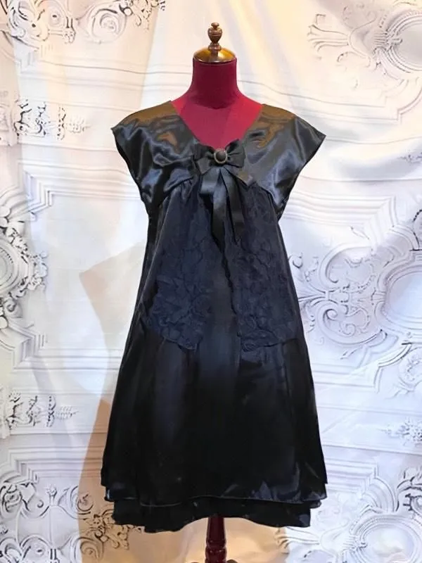 【MARBLE】マーブル　黒リボン付きキャミワンピース：黒サテン×黒石ゴールドブローチ