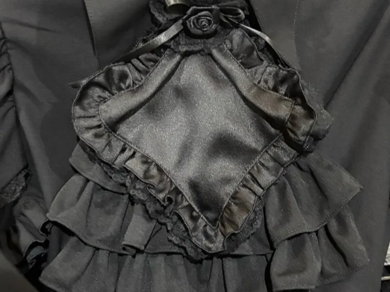 【MARBLE】マーブル　ネクタイ型フリルタイ付きパフスリーブブラウス+前ギャザースカラップスカート：黒×黒タイ×黒レース