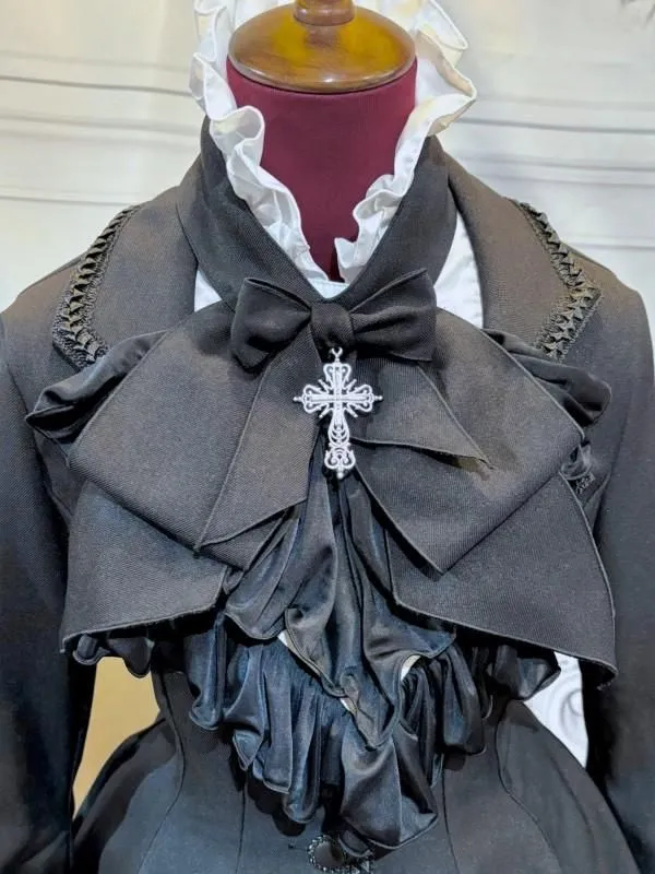 [Marble] Volume avec un chemisier avec un chemisier motif de broderie à bande noire × croix en argent noir