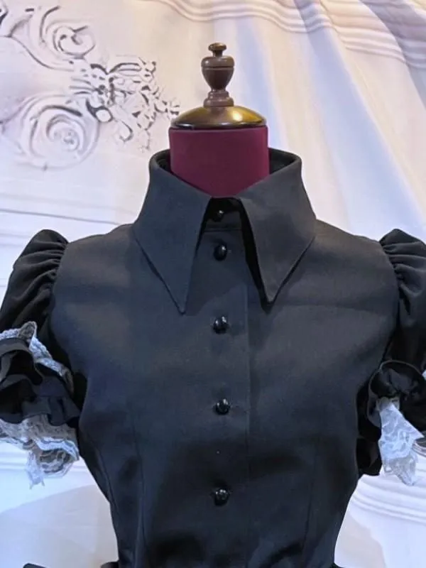 【MARBLE】マーブル　ネクタイ型フリルタイ付きパフスリーブブラウス+前ギャザースカラップスカート：黒×黒タイ×白レース