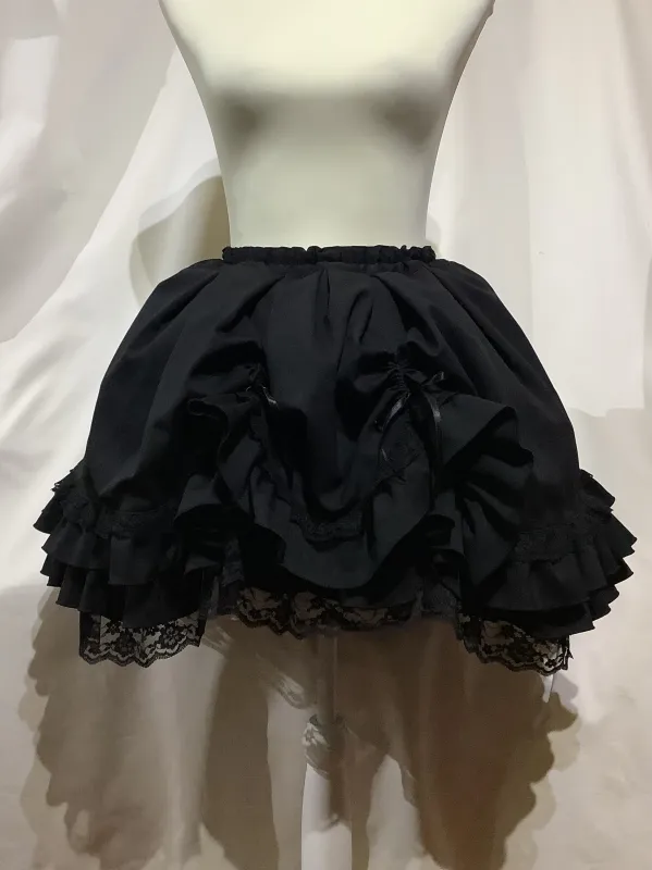 【MARBLE】マーブル　ネクタイ型フリルタイ付きパフスリーブブラウス+前ギャザースカラップスカート：黒×黒タイ×黒レース