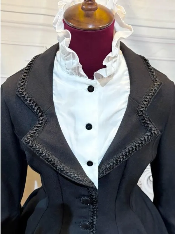 [Marble] Volume avec un chemisier avec un chemisier motif de broderie à bande noire × croix en argent noir