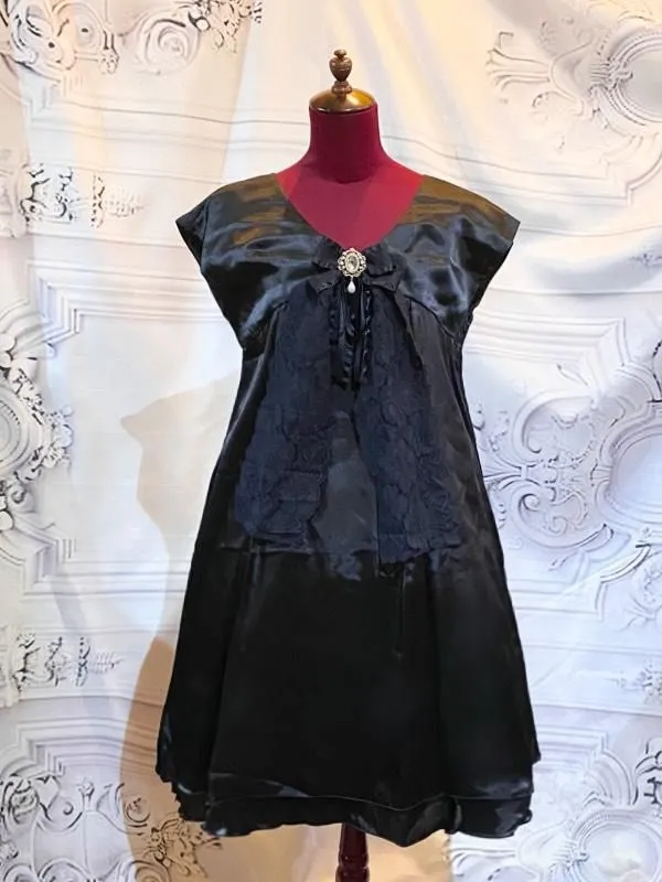 【MARBLE】マーブル　黒リボン付きキャミワンピース：黒サテン×グレー石白しずく付きブローチ◆L～LLサイズ◆