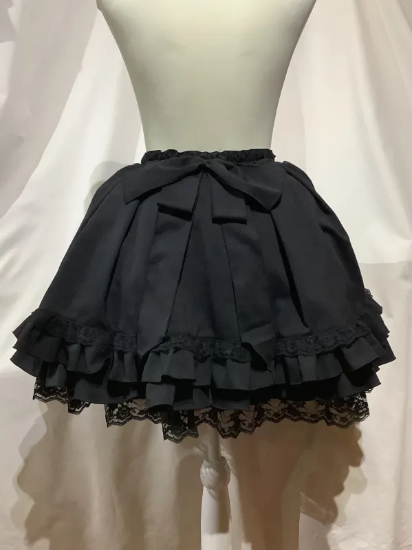 【MARBLE】マーブル　ネクタイ型フリルタイ付きパフスリーブブラウス+前ギャザースカラップスカート：黒×黒タイ×黒レース