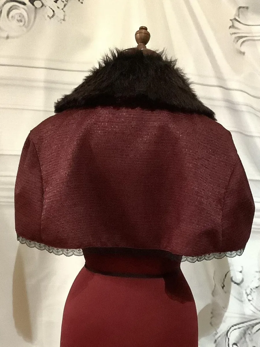 [MARBLE] 장식 천이 있는 마블 퍼 칼라 케이프 + 소매 헴록이 있는 롱 플레어 코트: 레드Bordeaux★판매 대상이 아닙니다.★