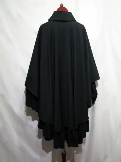 [MARBRE] Cape de vampire en dentelle volume marbré avec cravate séparée : noir et blanc x broche victorienne