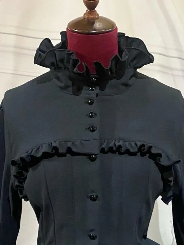 【MARBLE】マーブル　クラシカル調ロングブラウスワンピース+ショート丈モダンジャケット+十字架ネックレス：黒×黒