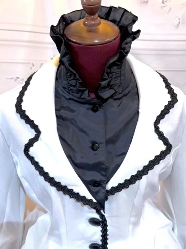 [Marmor] Marmorvolumen mit einer Bluse mit Thai: Weiß