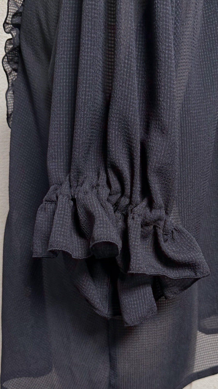 [Caída física] Blusa con volantes y cuello alto con caída física [negra, mangas cortas]