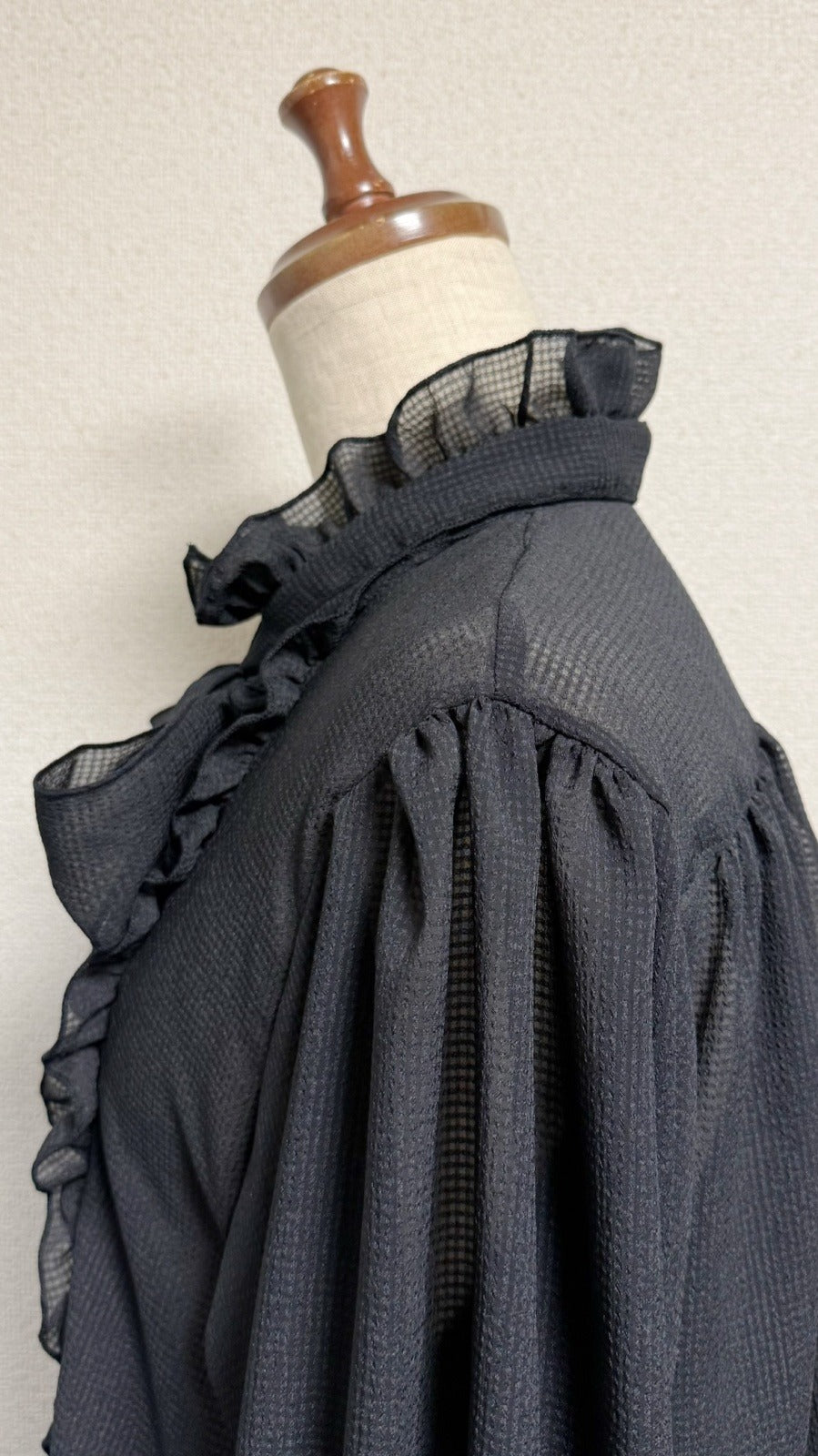 [Caída física] Blusa con volantes y cuello alto con caída física [negra, mangas cortas]
