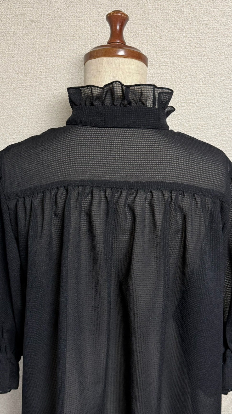 [Caída física] Blusa con volantes y cuello alto con caída física [negra, mangas cortas]