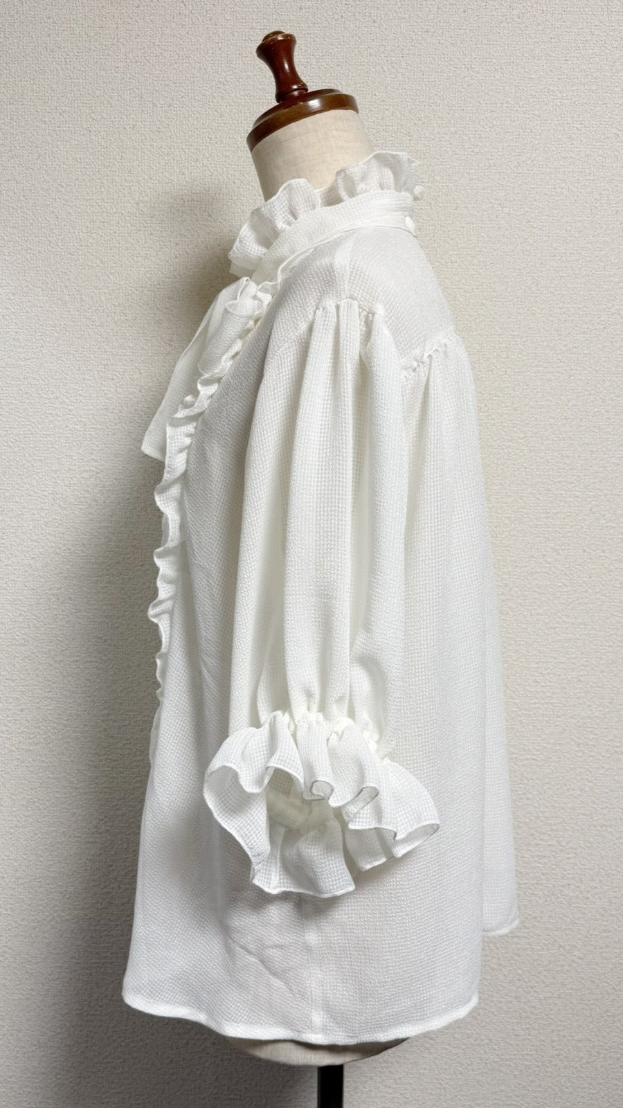 【Physical Drop】フィジカルドロップ　スタンドカラーフリルブラウス【白・半袖】