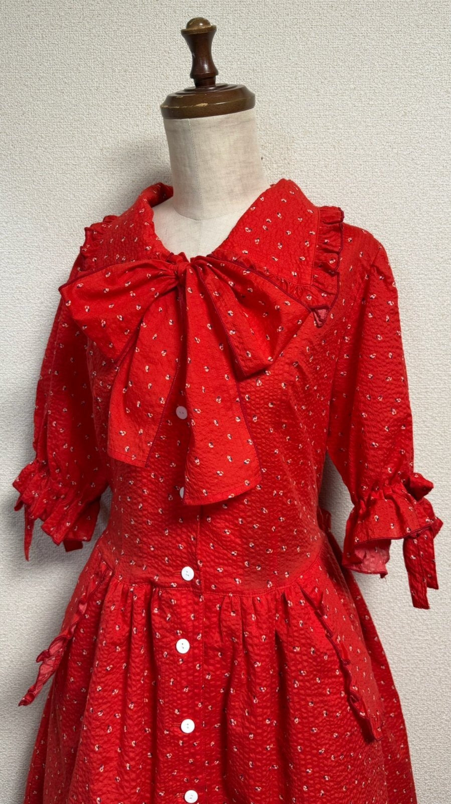 [Gota física] Vestido de niña retro con caída física [Patrón retro rojo]