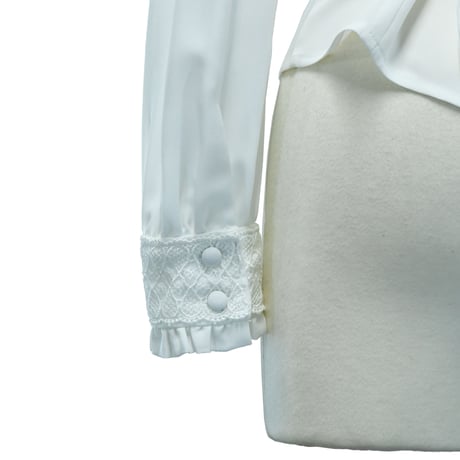 【Sheglit】シェグリット　●予約●スタンドカラーリボンジャボブラウス　ホワイト/ブラック　Mサイズ/Lサイズ