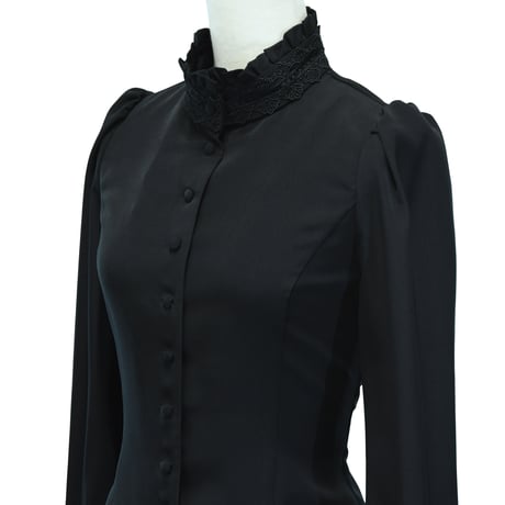 【Sheglit】シェグリット　●予約●スタンドカラーリボンジャボブラウス　ホワイト/ブラック　Mサイズ/Lサイズ