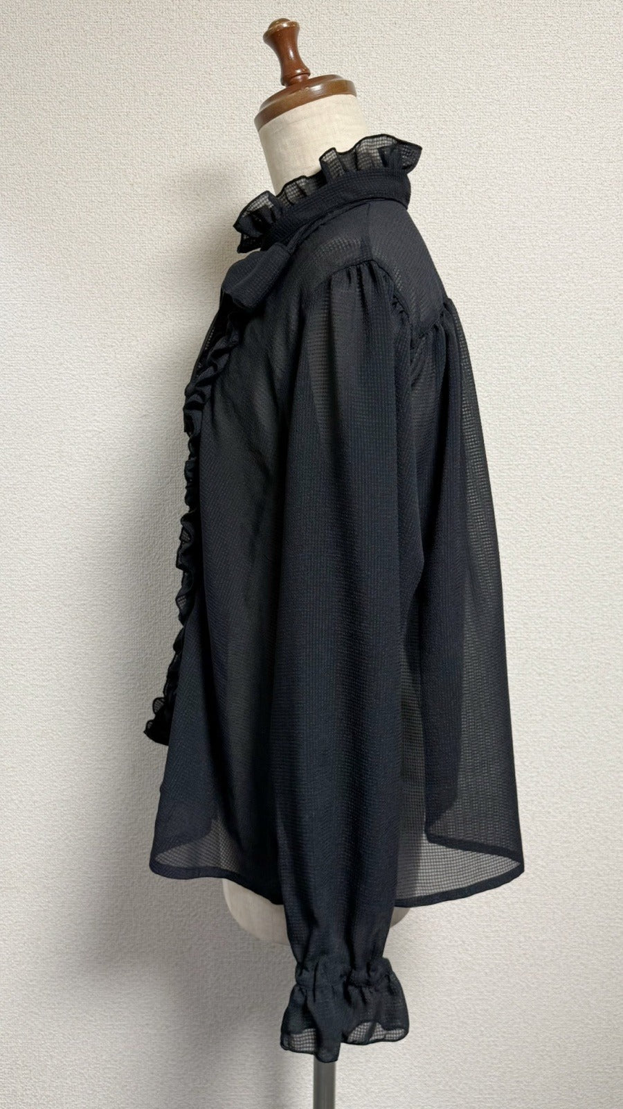 【Physical Drop】フィジカルドロップ　スタンドカラーフリルブラウス【黒・長袖】