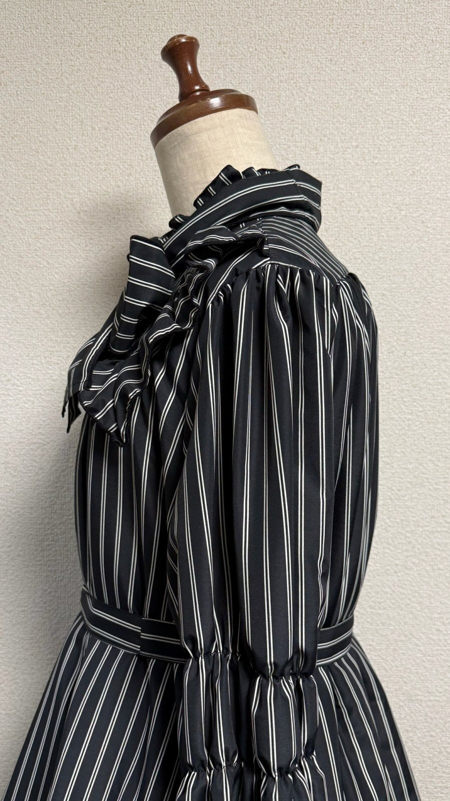 【Physical Drop】フィジカルドロップ　スタンドカラーAラインワンピース【黒ストライプ】