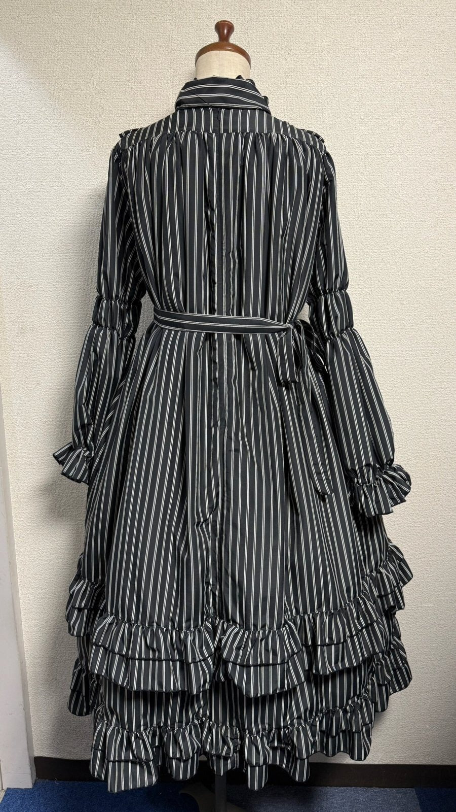 【Physical Drop】フィジカルドロップ　スタンドカラーAラインワンピース【黒ストライプ】