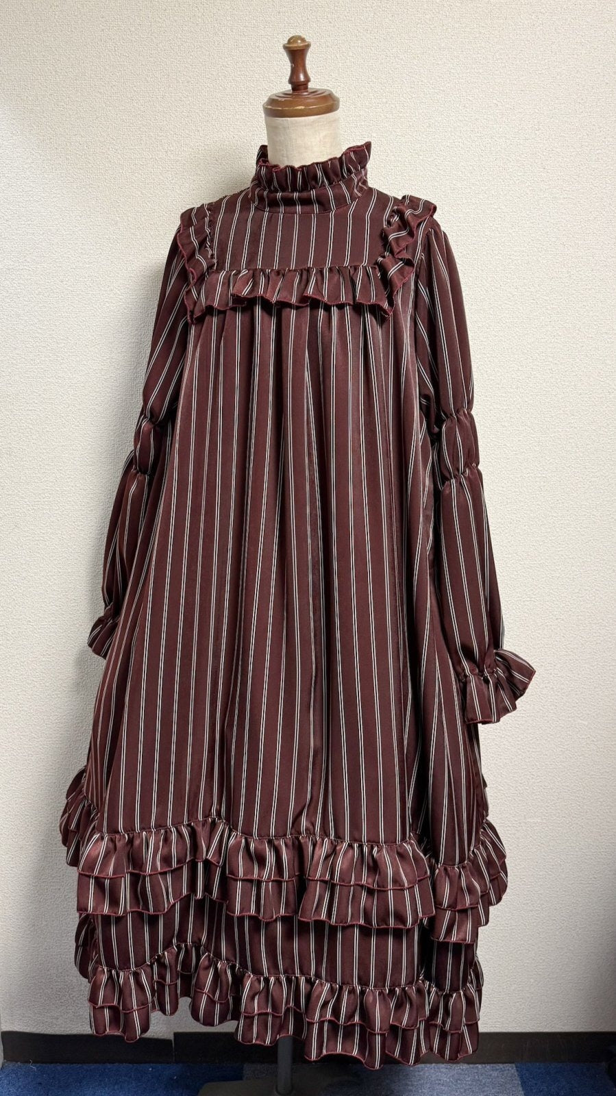 【Physical Drop】フィジカルドロップ　スタンドカラーAラインワンピース【えんじレジメンタルストライプ】