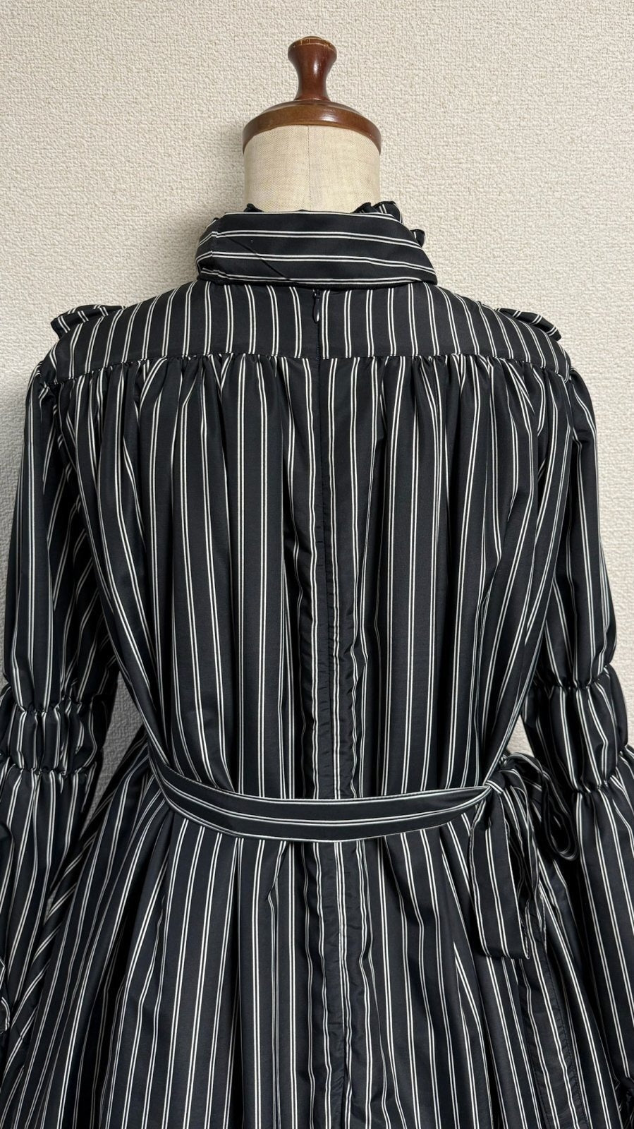 【Physical Drop】フィジカルドロップ　スタンドカラーAラインワンピース【黒ストライプ】